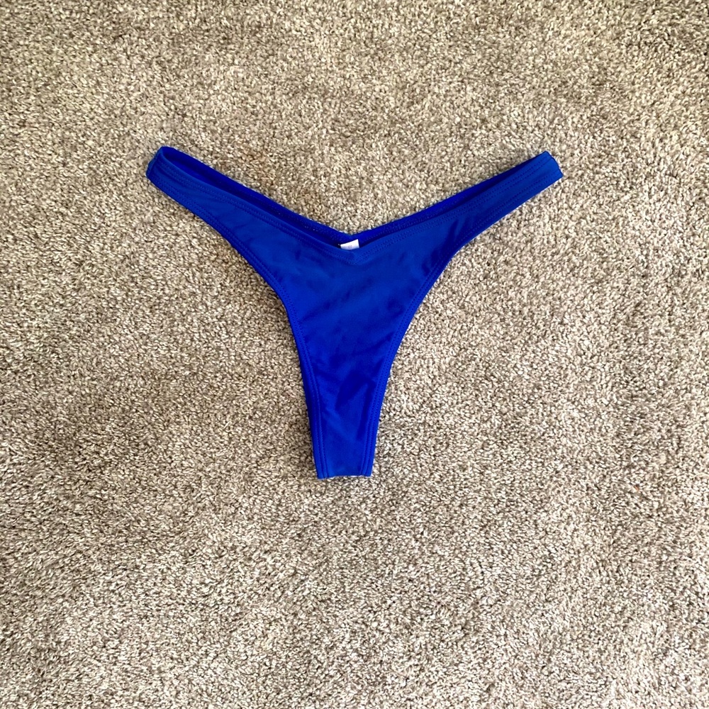 Thong bikini bottoms